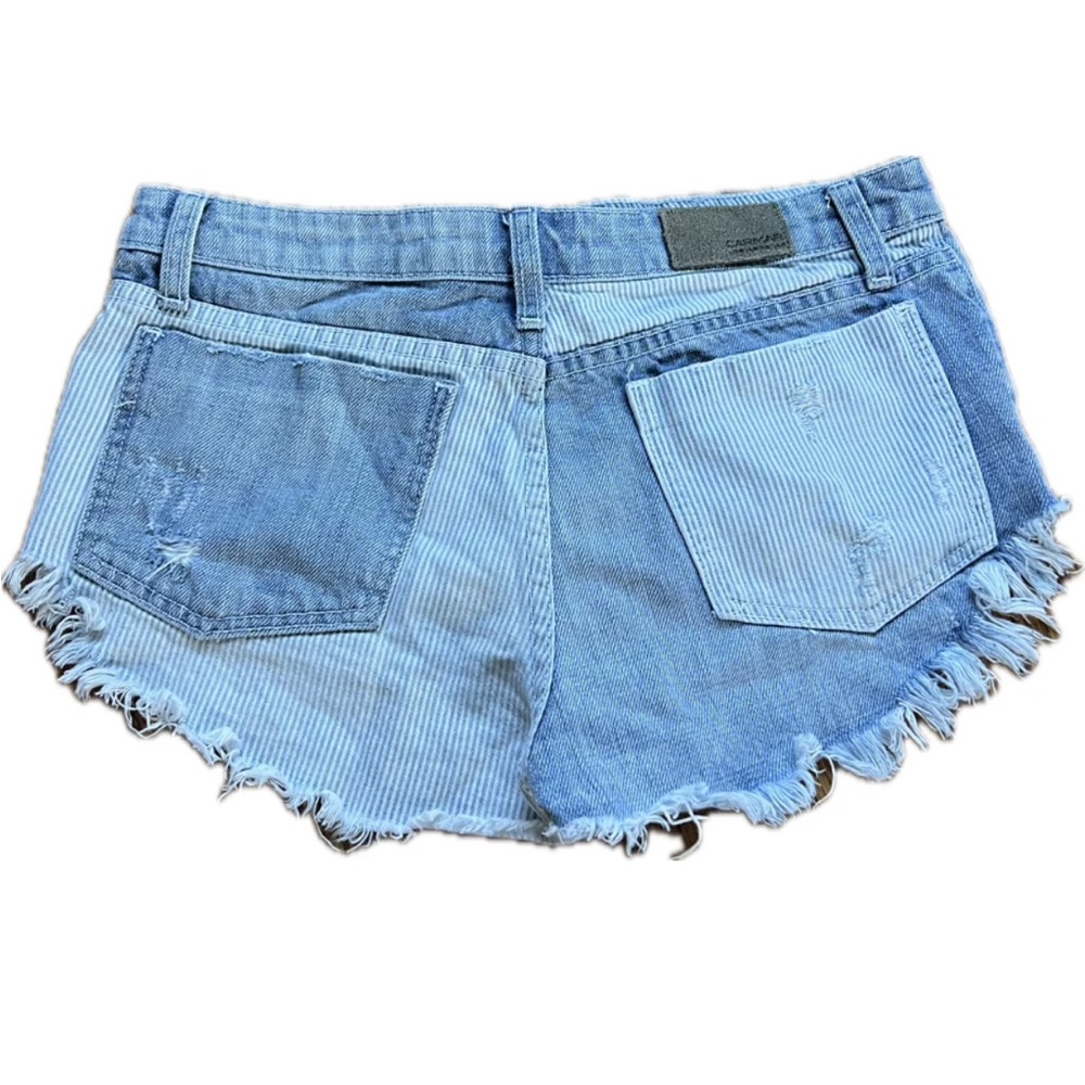 💙 CARMAR 💙 Jean shorts with embroidered trim. Size 26. Inseam 1.5 inch